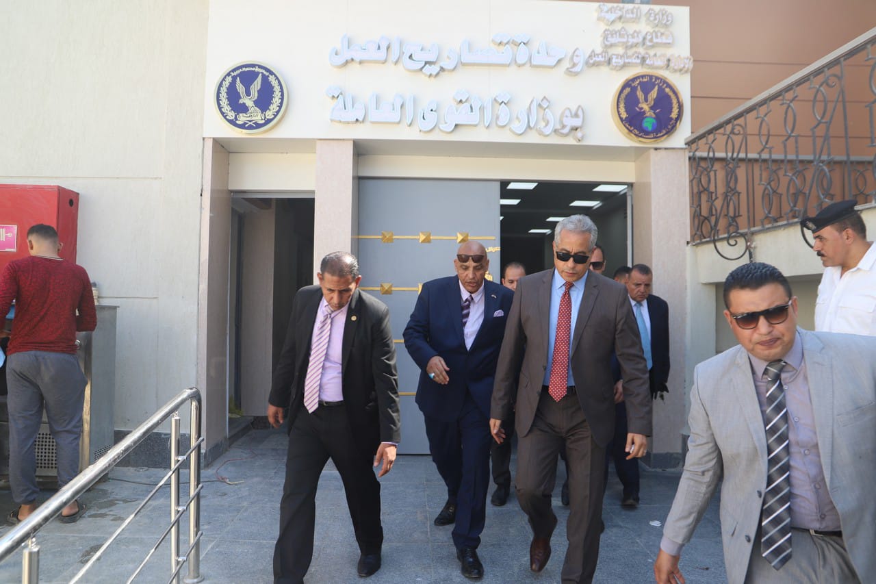 وزير القوى العامله 